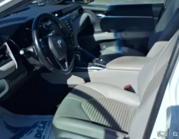 Used 2020 Toyota Camry SE w/ Sunroof Package FWD image 30