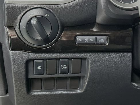 Used 2017 Nissan Titan SV image 11