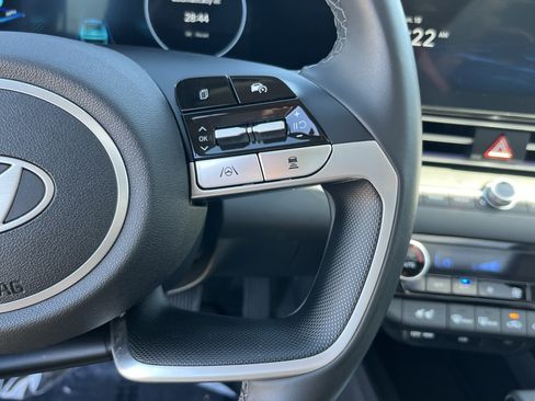 Certified 2025 Hyundai Elantra Limited FWD image 22