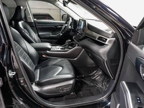 Used 2022 Toyota Highlander XLE FWD image 17
