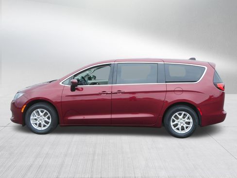 Certified 2023 Chrysler Voyager LX FWD image 4