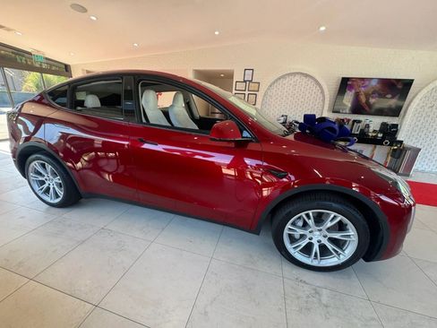 Used 2024 Tesla Model Y Long Range AWD/4WD image 9