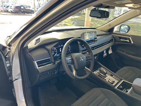 New 2025 Mitsubishi Outlander SE image 6