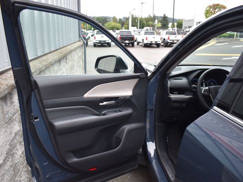 Used 2024 Toyota Grand Highlander AWD image 17