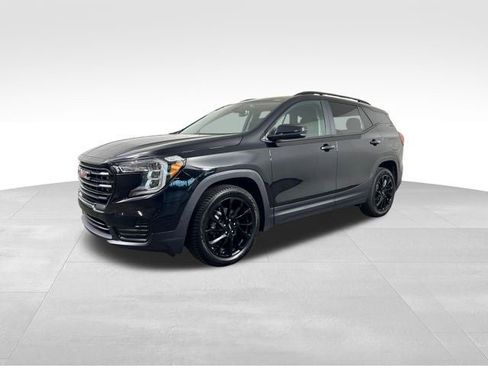 Used 2023 GMC Terrain SLE w/ Driver Convenience Package FWD image 2