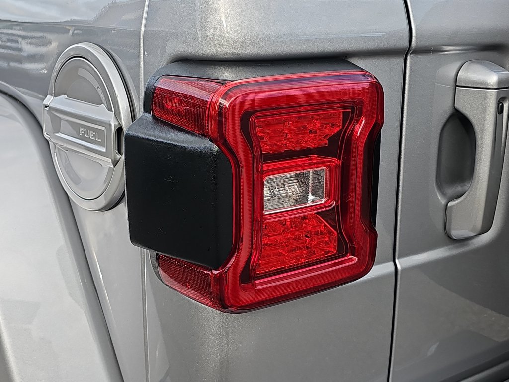 Used 2021 Jeep Wrangler Unlimited Sahara AWD/4WD image 17