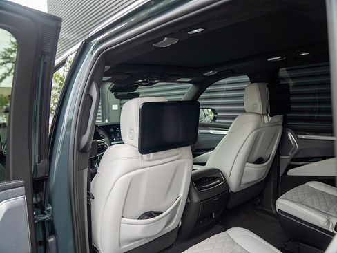 Used 2025 Cadillac Escalade ESV V AWD/4WD image 21