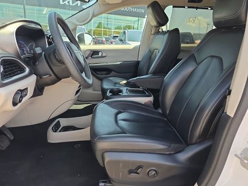 Used 2023 Chrysler Pacifica Touring-L FWD image 10