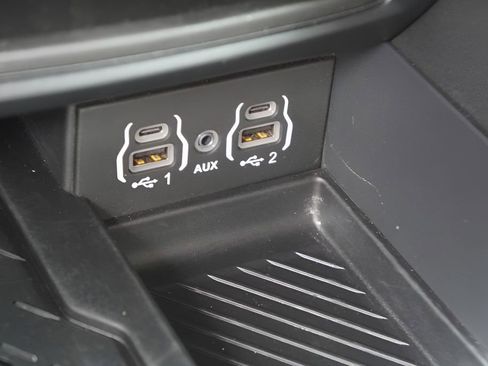 Used 2025 Chrysler Pacifica Limited FWD image 28