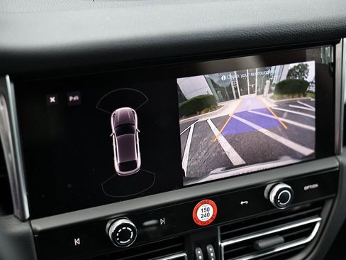 Certified 2024 Porsche Macan image 40