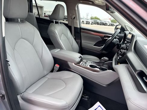 Used 2023 Toyota Highlander Limited image 26