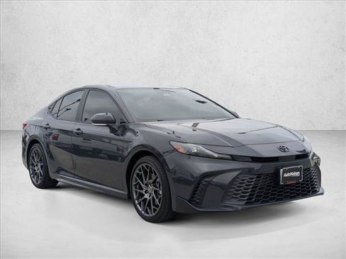 Used 2025 Toyota Camry SE FWD image 3