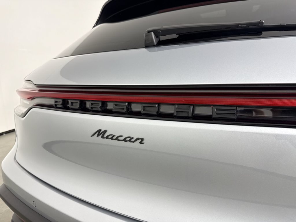 Certified 2024 Porsche Macan AWD/4WD image 19