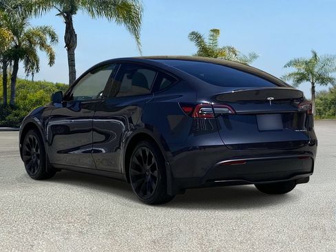 Used 2024 Tesla Model Y Long Range AWD/4WD image 3