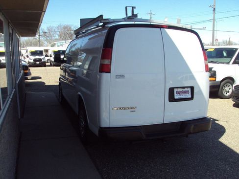Used 2010 Chevrolet Express 1500 AWD image 5