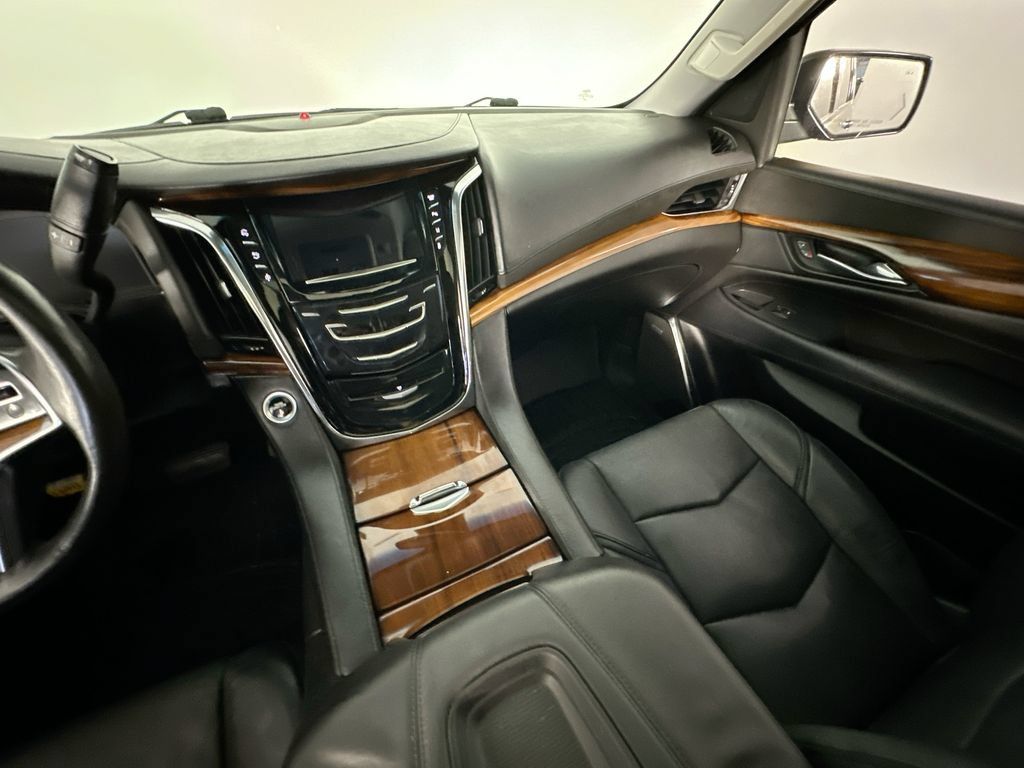 Used 2015 Cadillac Escalade Luxury AWD/4WD image 11