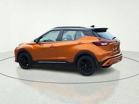Used 2023 Nissan Kicks SR w/ SR Premium Package FWD image 3