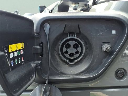 Used 2022 Jeep Wrangler Unlimited Rubicon 4xe w/ Cold Weather Group AWD/4WD image 18