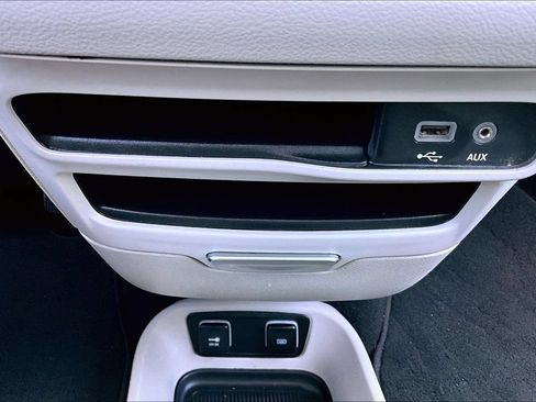 Used 2018 Chrysler Pacifica Touring Plus w/ Tire & Wheel Group FWD image 12
