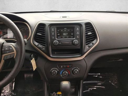 Used 2016 Jeep Cherokee Sport FWD image 13