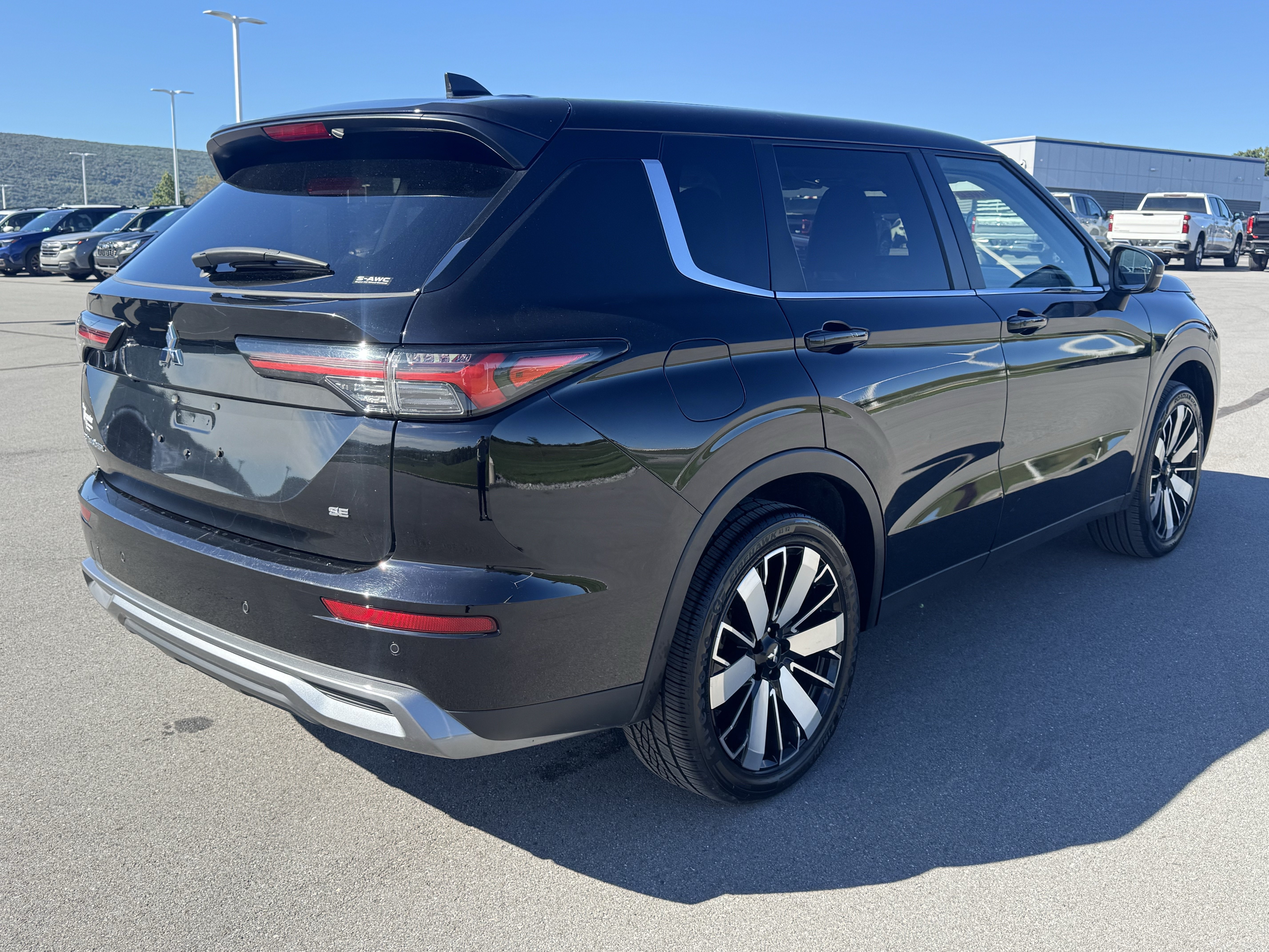 Used 2025 Mitsubishi Outlander SE AWD/4WD image 3