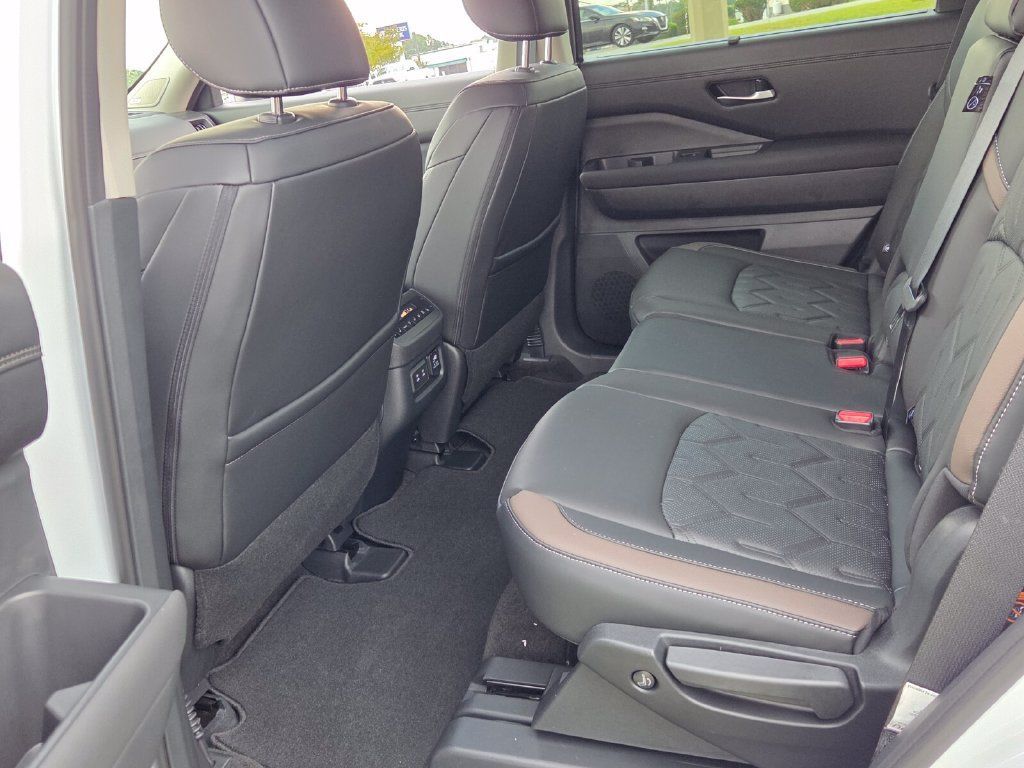 New 2026 Nissan Pathfinder Platinum w/ Accent Package FWD image 6