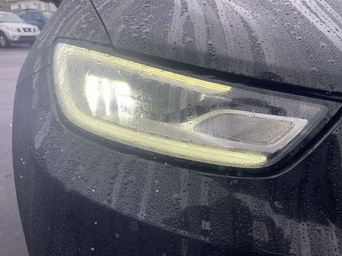 Used 2024 Chrysler Pacifica Touring-L image 4