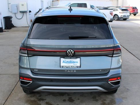 Certified 2025 Volkswagen Taos SE image 5