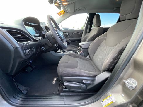 Used 2019 Jeep Cherokee Latitude w/ Popular Appearance Group FWD image 13