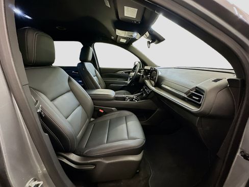 Used 2025 Chevrolet Traverse LT image 34