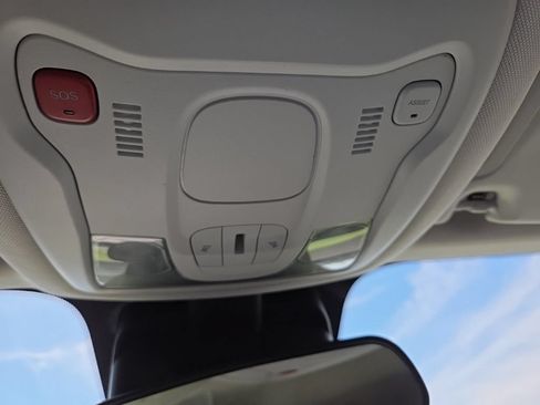 Used 2018 Jeep Renegade Altitude w/ UConnect 8.4 Nav Group AWD/4WD image 17