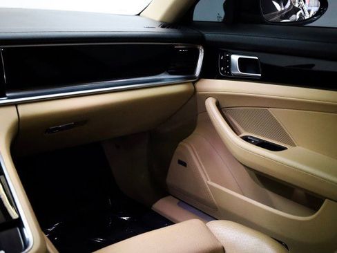 Used 2019 Porsche Panamera w/ Premium Package image 25