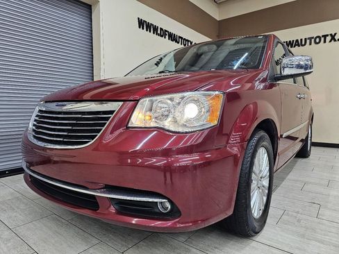 Used 2013 Chrysler Town & Country Limited w/ Luxury Group FWD image 2