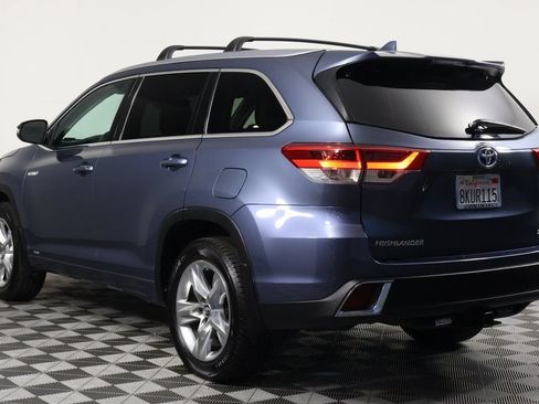 Used 2019 Toyota Highlander Limited w/ Carpet Mat Package (TMS) AWD/4WD image 6