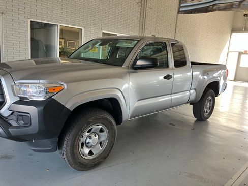 Used 2022 Toyota Tacoma SR RWD image 1