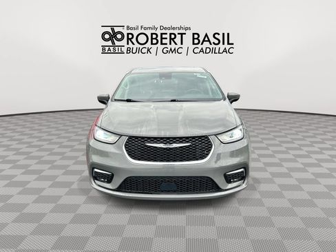 Used 2023 Chrysler Pacifica Touring-L FWD image 3