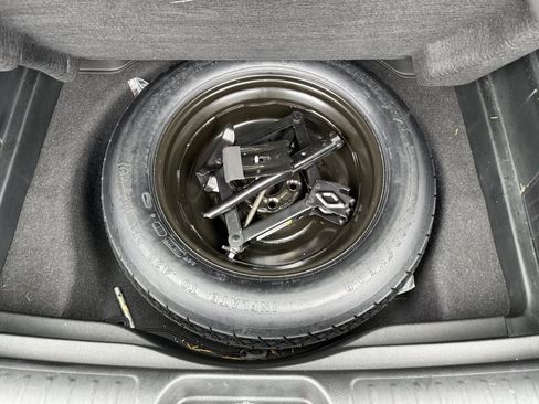 Used 2019 Jeep Cherokee Latitude Plus w/ Cold Weather Group image 18