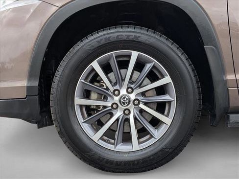 Used 2017 Toyota Highlander XLE FWD image 23