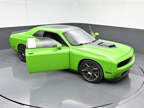 Used 2017 Dodge Challenger R/T image 35