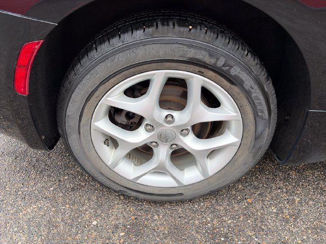 Used 2017 Chrysler Pacifica Touring Plus w/ Tire & Wheel Group FWD image 16