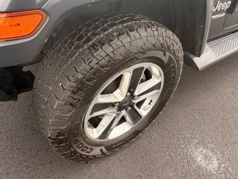Used 2018 Jeep Wrangler Unlimited Sahara AWD/4WD image 10