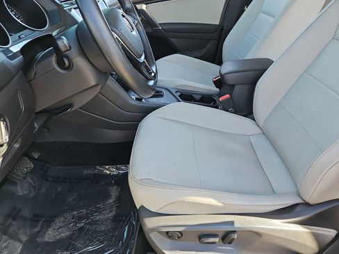 Used 2018 Volkswagen Tiguan SE w/ Panoramic Sunroof Package image 16