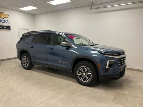 Used 2025 Chevrolet Traverse LT FWD image 14