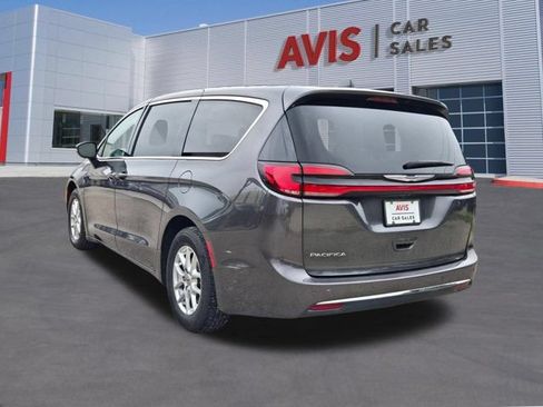Used 2023 Chrysler Pacifica Touring-L FWD image 10