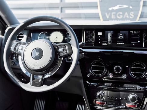 Used 2025 Rolls-Royce Phantom Sedan RWD image 65