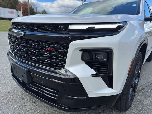 Used 2024 Chevrolet Traverse RS w/ LPO, Floor Liner Package image 10