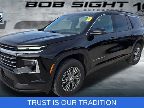 Used 2025 Chevrolet Traverse LT image 1