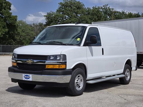 Used 2024 Chevrolet Express 2500 w/ Driver Convenience Package RWD image 3