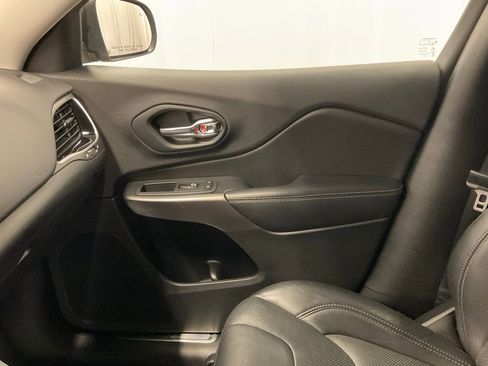 Used 2019 Jeep Cherokee Limited image 23