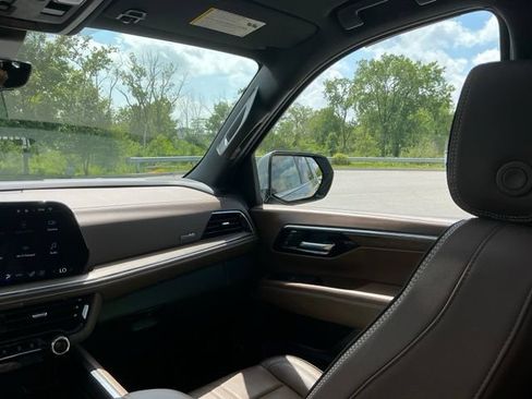 Used 2025 Chevrolet Suburban High Country AWD/4WD image 29